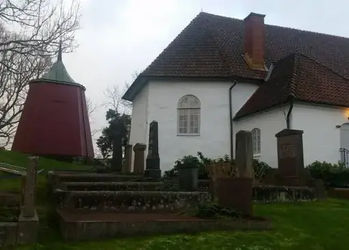 Björlanda kyrka i Göteborg, fotograferad från kyrkområdet