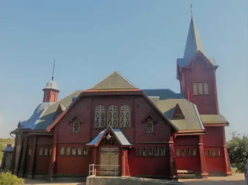 Hälleviksstrands kyrka, en historisk träkyrka i Hälleviksstrand på Orust