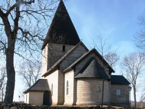 Kinne-Vedums kyrka nära Kinnekulle i Götene kommun