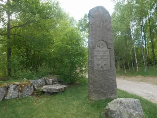 Minnessten vid Knäreds kyrka Minnessten vid Knäreds kyrka i Laholms kommun