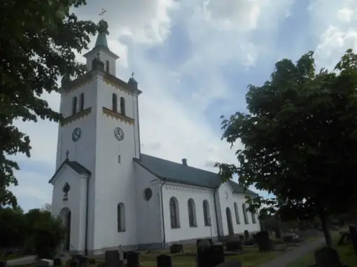 Knäreds kyrka i Knäred, Laholm Knäreds kyrka med sitt torn och långhus i Knäred utanför Laholm