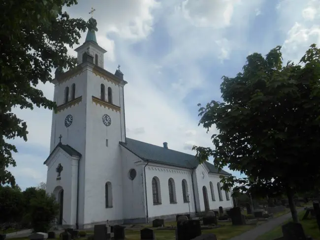 Knäreds kyrka i Knäred, Laholm Knäreds kyrka med sitt torn och långhus i Knäred utanför Laholm