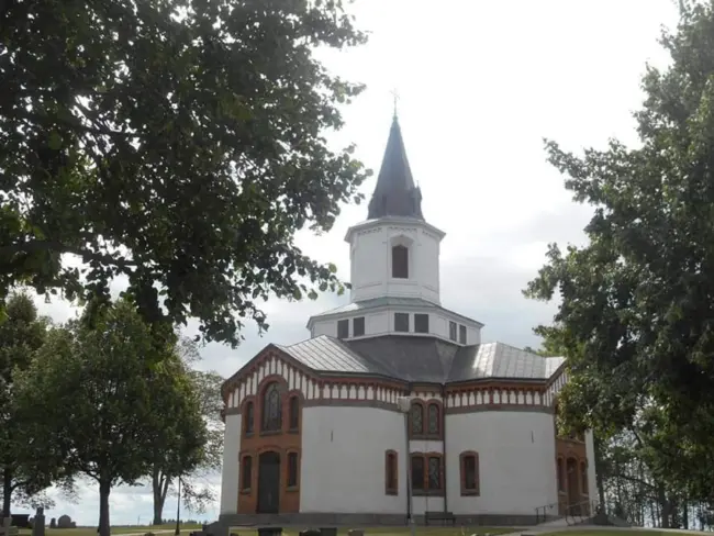 Håle-Tängs kyrka – centralkyrka i Grästorp Håle-Tängs kyrka i Grästorps kommun med sitt centralt placerade kyrktorn