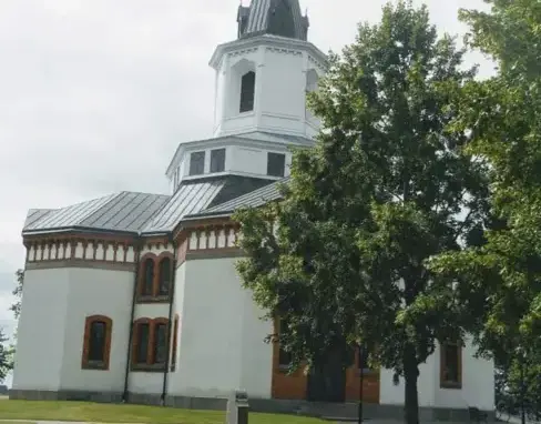 Håle-Tängs kyrka – sidovy Håle-Tängs kyrka sedd från sidan i Grästorps kommun