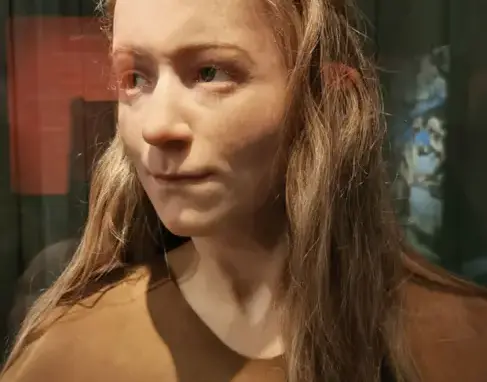 Avbildning av Hallonflickan på Falbygdens museum i Falköping