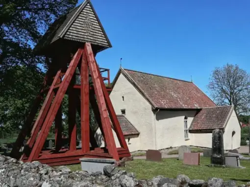 Göteve kyrka med intilliggande klockstapel i Falköpings kommun