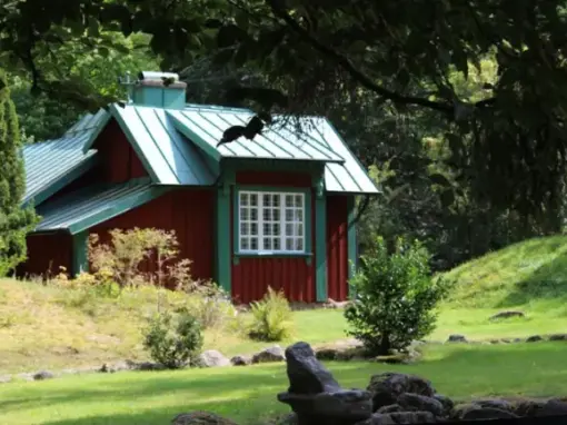 Frans Johan Gegerfelts stuga i Alphems arboretum i Floby