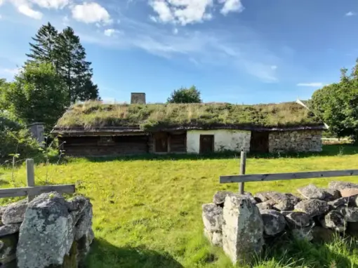 Bankestugan, historisk ryggåsstuga vid Hornborgaån i Falköping