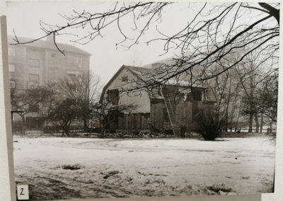 2 Bostadshuset på n:r 17 vid rivningen, 1960-tal. Foto: Bror Andersson.