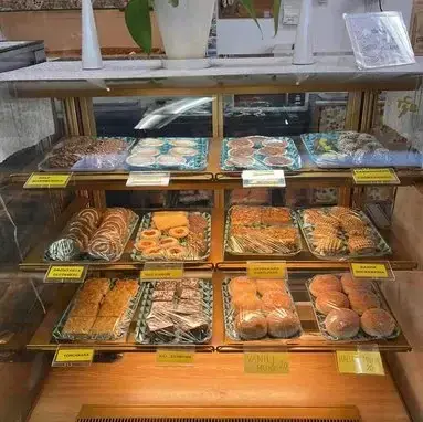 Cafédisken på JMN Loppis och Café En cafémonter fylld med hembakta kakor och bullar hos JMN Loppis och Café.