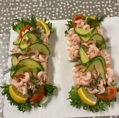 Räksmörgåsar hos JMN Loppis och Café Två nygjorda räksmörgåsar med dill, citron och gurka hos JMN Loppis och Café.