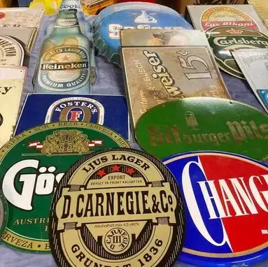 Gamla skyltar på JMN Loppis och Café En samling retro- och bryggeriskyltar till salu hos JMN Loppis och Café.