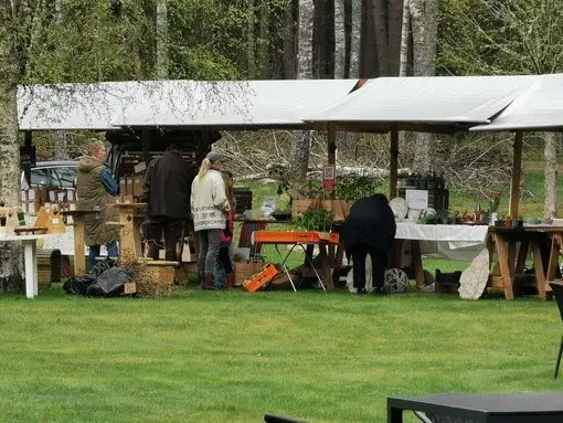 Kaffestugan i Alphems Arboretum - Marknadsdagar Marknadsstånd med hantverk och lokala produkter på Kaffestugan i Alphems Arboretums gräsmatta.