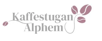Kaffestugan i Alphems Arboretum: Ägare och Visionär Anders utomhus vid Kaffestugan i Alphems Arboretum, omgiven av grönska och solsken.