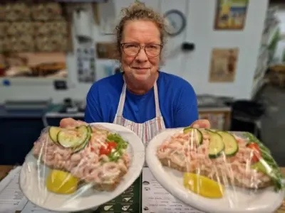 Räksmörgåsar serveras på JMN Loppis och Café Marie på JMN Loppis och Café serverar färska räksmörgåsar med ett varmt leende.