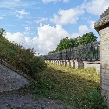 Karlsborgs fästning – en historisk pärla Utsikt över Karlsborgs fästnings murar med blå himmel och grönska i bakgrunden.