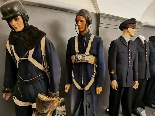 Uniformer från Karlsborgs fästnings historia Historiska uniformer från det svenska försvaret uppställda på skyltdockor inne i Karlsborgs fästning.
