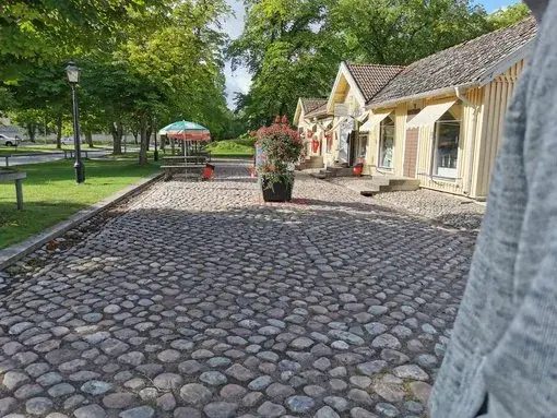 Kullerstensgator vid Karlsborgs fästning Mysig kullerstensgata med små butiker och caféer vid Karlsborgs fästning.