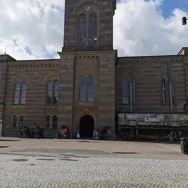 Huvudbyggnaden vid Karlsborgs fästning Den imponerande huvudbyggnaden vid Karlsborgs fästning med sitt höga torn och historiska arkitektur.