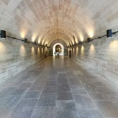 Tunnelgång inne i Karlsborgs fästning En belyst tunnelgång inne i Karlsborgs fästning som leder besökare genom den historiska byggnaden.