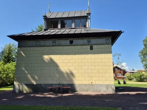 Vasamonumentet från sidan Vasamonumentet sett från sidan med skuggor över den ljusa fasaden och landskapsvapen högst upp.
