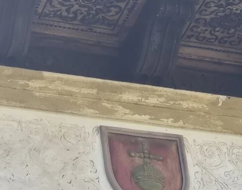 Detalj av vapen och takutsmyckning Närbild på ett av landskapsvapnen samt vackert snidade takdetaljer på Vasamonumentets takfot.Närbild på ett av landskapsvapnen samt vackert snidade takdetaljer på Vasamonumentets takfot.