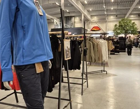 Astro Sweden - Kläder och utrustning Mannekäng med friluftskläder i butiksavdelningen för outdoorbeklädnad.