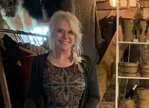 Marina Bonnevier i sin butik med handgjord keramik.