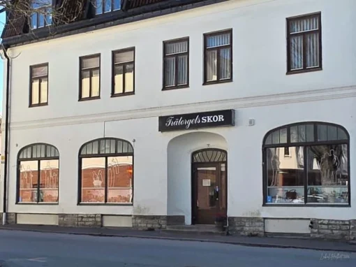 Trätorgets Skor i Falköping med klassisk butikfasad och skobutik för hela familjen.
