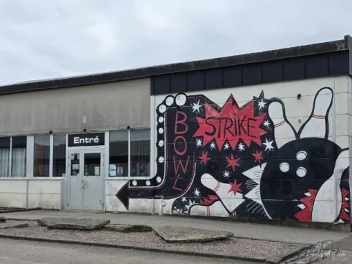 Entrén till Bowlingstället i Falköping där besökare kan spela bowling, dart och shuffleboard.