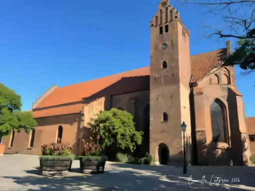 Klosterkyrkan i Ystad med rött tegel, högt torn och trappstegsgavel. Foto: Camilla Löfgren