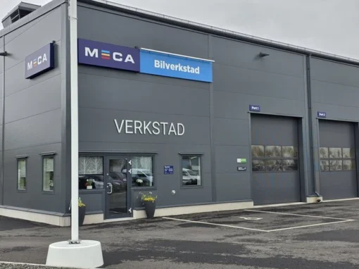 MECA Ingemarssons Bilservice AB:s moderna bilverkstad i Falköping med verkstadslokaler och serviceportar.