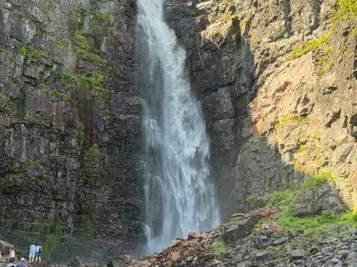 Njupeskärs höga vattenfall mellan branta klippväggar i Fulufjällets nationalpark. Foto: Josefine Johansson, 2026.