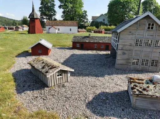 Timmele kyrka, klockstapel och flera gårdsbyggnader i Timmele miniby.